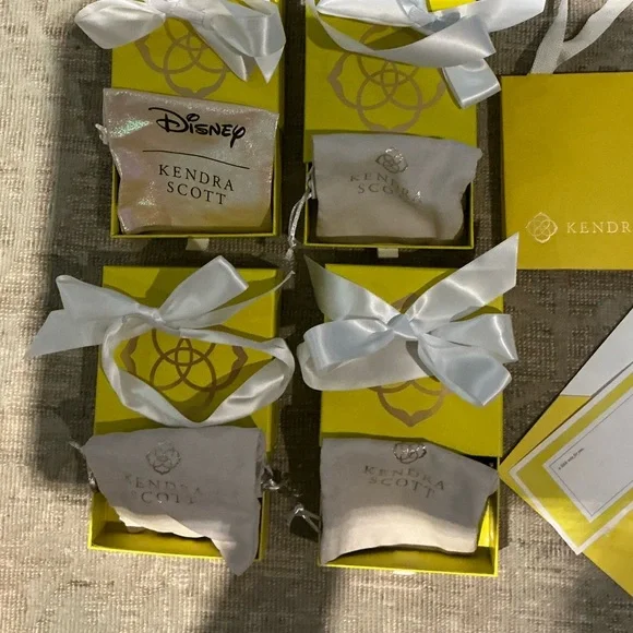 Kendra Scott Boxes - Picture 3 of 5